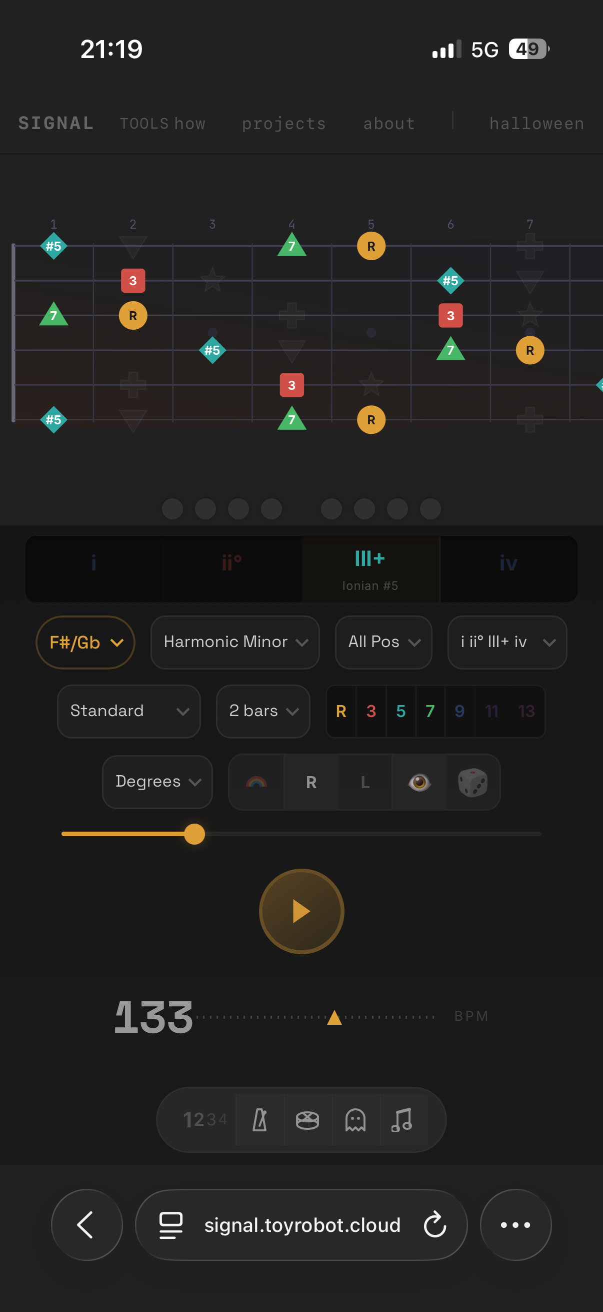 Shapes mode active with geometric indicators and all seven intervals showing across the fretboard
